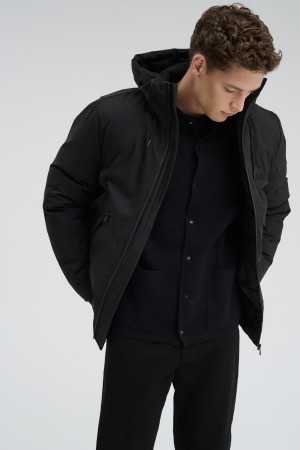 зимняя куртка с капюшоном фотография