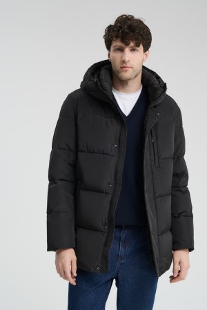 зимняя куртка с капюшоном фотография