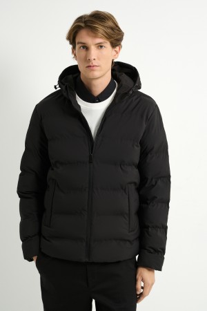 зимняя куртка с капюшоном фотография