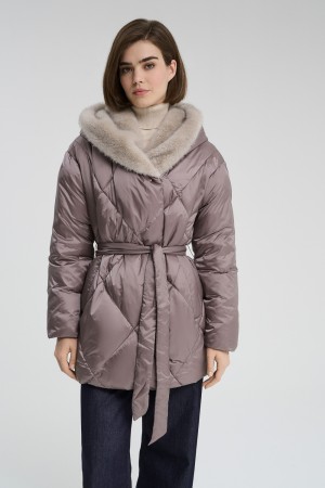 зимняя куртка с капюшоном фотография