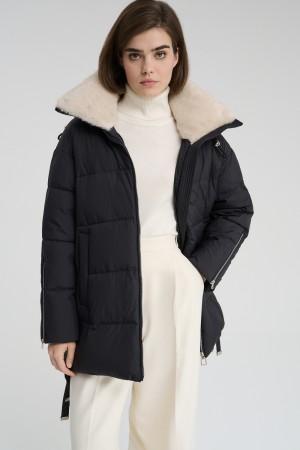 зимняя куртка с капюшоном фотография