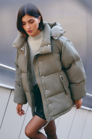 зимняя куртка с капюшоном фотография