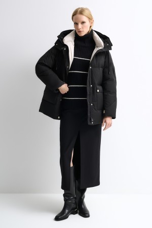 зимняя куртка с капюшоном фотография