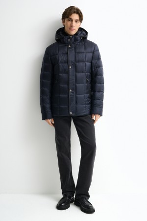 зимняя куртка с капюшоном фотография