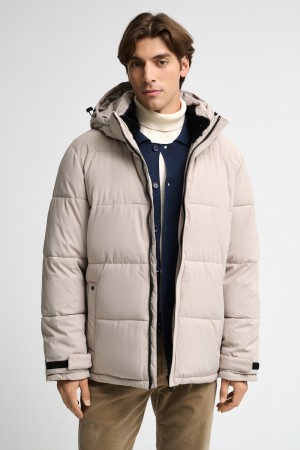 зимняя куртка с капюшоном фотография