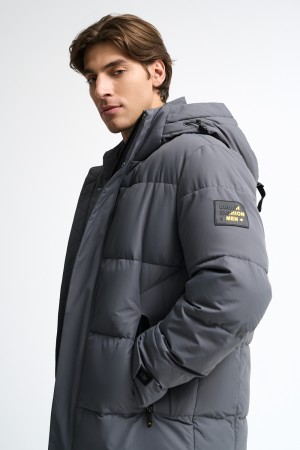 зимняя куртка с капюшоном фотография