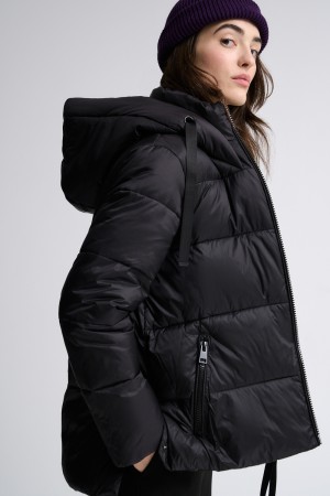 зимняя куртка с капюшоном фотография