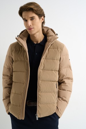 зимняя куртка с капюшоном фотография