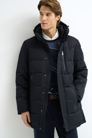 зимняя куртка с капюшоном фотография