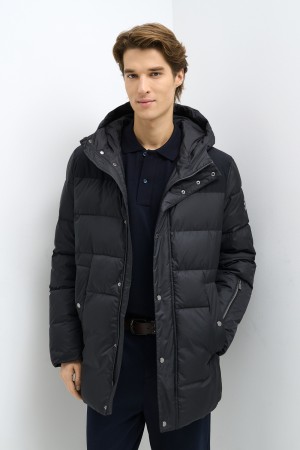 зимняя куртка с капюшоном фотография