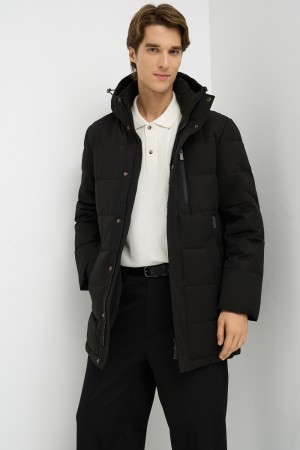 зимняя куртка с капюшоном фотография