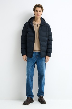 зимняя куртка с капюшоном фотография