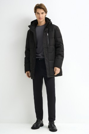 зимняя куртка с капюшоном фотография