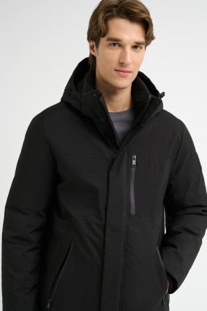 зимняя куртка с капюшоном фотография