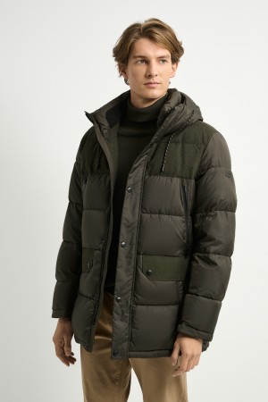 зимняя куртка с капюшоном фотография