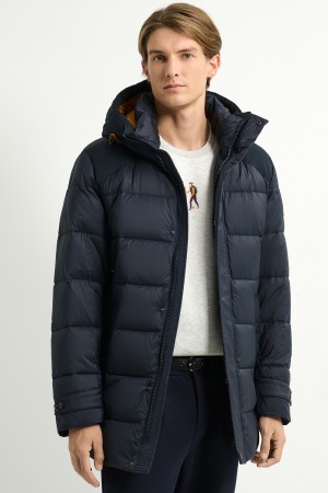 зимняя куртка с капюшоном фотография