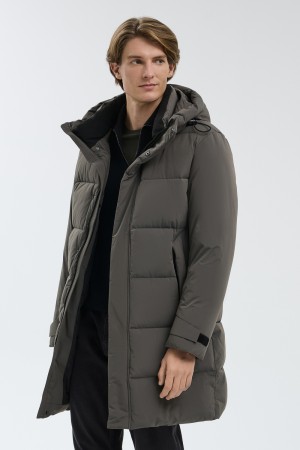 зимняя куртка с капюшоном фотография