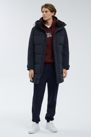 зимняя куртка с капюшоном фотография