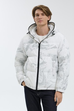 зимняя куртка с капюшоном фотография