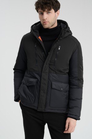 зимняя куртка с капюшоном фотография