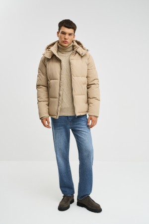 зимняя куртка с капюшоном фотография