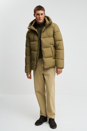 зимняя куртка с капюшоном фотография