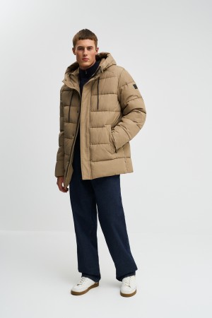 зимняя куртка с капюшоном фотография