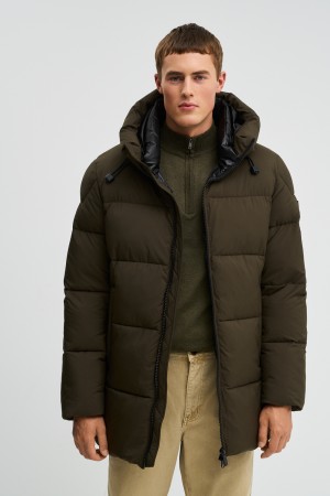 зимняя куртка с капюшоном фотография