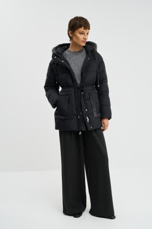 зимняя куртка с капюшоном фотография