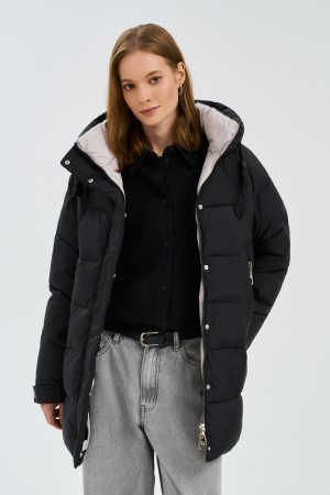 зимняя куртка с капюшоном фотография