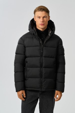 зимняя куртка с капюшоном фотография