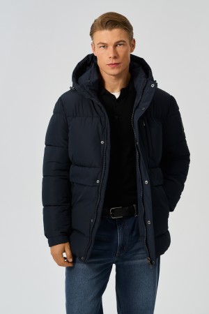 зимняя куртка с капюшоном фотография