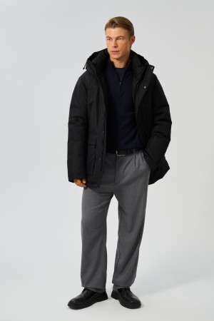 зимняя куртка с капюшоном фотография