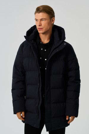 зимняя куртка с капюшоном фотография