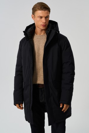 зимняя куртка с капюшоном фотография