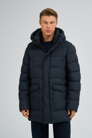 зимняя куртка с капюшоном фотография