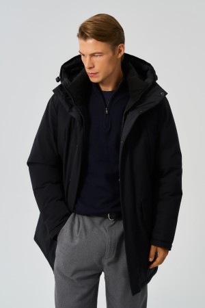 зимняя куртка с капюшоном фотография