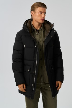 зимняя куртка с капюшоном фотография