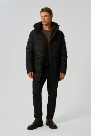 зимняя куртка с капюшоном фотография