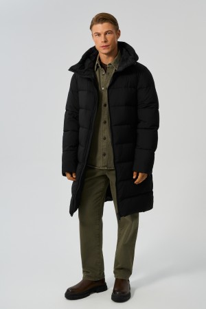 зимняя куртка с капюшоном фотография