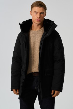 зимняя куртка с капюшоном фотография