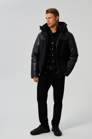 зимняя куртка с капюшоном фотография