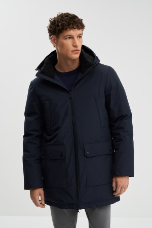 зимняя куртка с капюшоном фотография