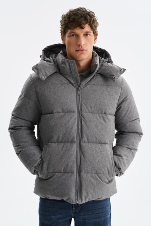 зимняя куртка с капюшоном фотография