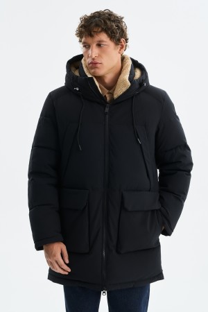 зимняя куртка с капюшоном фотография