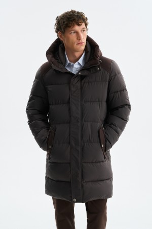 зимняя куртка с капюшоном фотография