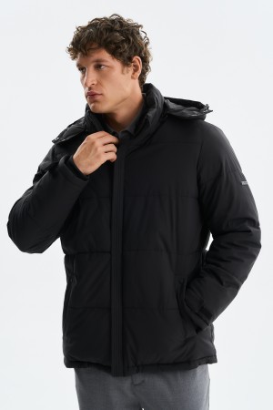 зимняя куртка с капюшоном фотография