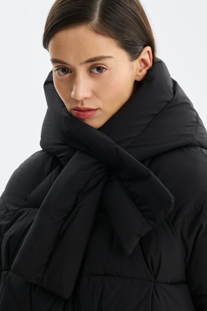 зимняя куртка с капюшоном фотография