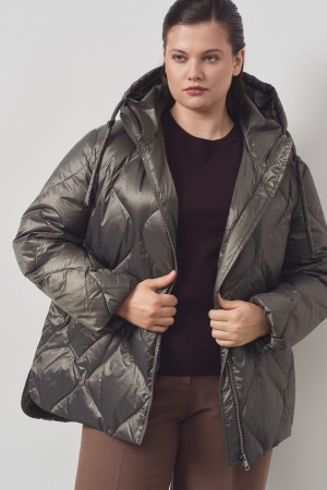 зимняя куртка с капюшоном фотография