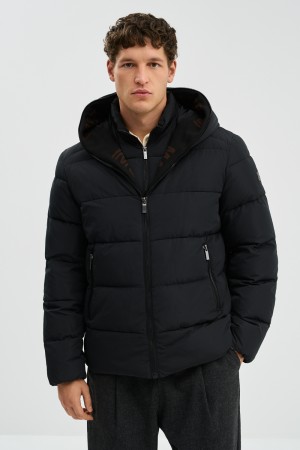 зимняя куртка с капюшоном фотография